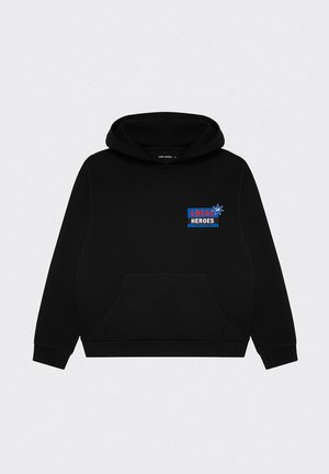 Czarna bluza z kapturem z przednią kieszenią, z kolorowym logo "LOCAL HEROES" w niebieskim i białym na lewej piersi. Miękka tekstura materiału.