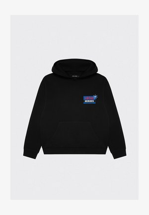 Czarna bluza z kapturem z przednią kieszenią, z kolorowym logo "LOCAL HEROES" w niebieskim i białym na lewej piersi. Miękka tekstura materiału.