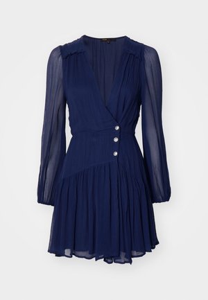 Marineblaues Kleid mit langen, transparenten Ärmeln, tiefem V-Ausschnitt und gerafftem Rock. Verziert mit dekorativen Knöpfen an der Taille und strukturiertem Stoff.
