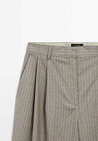 Grijze geplisseerde broek gemaakt van stof met een fijne verticale streepprint, met een rechte pasvorm en een soepele tailleband.