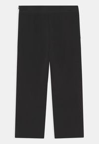 Schwarze gerade Hosen mit elastischem Bund, ohne sichtbare Taschen oder Verschlüsse, flach auf einem weißen Hintergrund präsentiert.