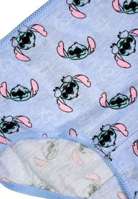 Tessuto azzurro chiaro con un motivo di personaggi dei cartoni animati ripetuti, con dettagli neri e rosa. I bordi sono rifiniti con un'intelaiatura azzurro chiaro.