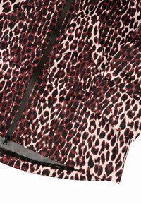 Kurtka typu windbreaker w burgundowo-czarny print w cętki na jasnym tle, z zamkiem błyskawicznym oraz siateczkowymi detalami na końcu.