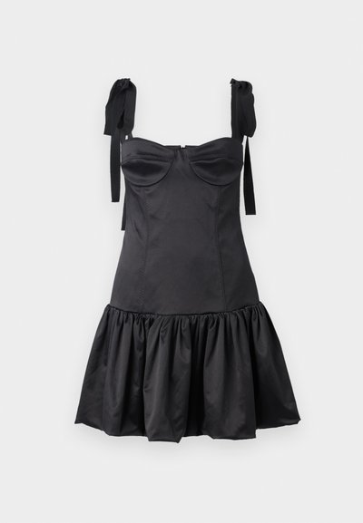 Vestido negro con un cuerpo ajustado, escote en forma de corazón, tirantes en los hombros y un dobladillo acampanado con volantes. Hecho de tela suave con un acabado mate.