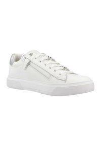 Sneaker bianchi in pelle con suola testurizzata, caratterizzati da accenti argentati e chiusura laterale con zip. I lacci seguono un modello di threading standard.