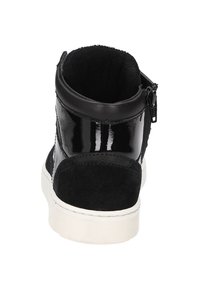 Zwarte enkelboot met een glanzende lakleren bovenkant en matte suède accenten, voorzien van een zijrits en een witte rubberen zool.