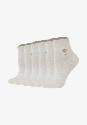 Fünf Paar cremefarbener Knöchelsocken aus weichem Material mit geripptem Bund und einem kleinen Logo-Akzent nahe der Oberseite.