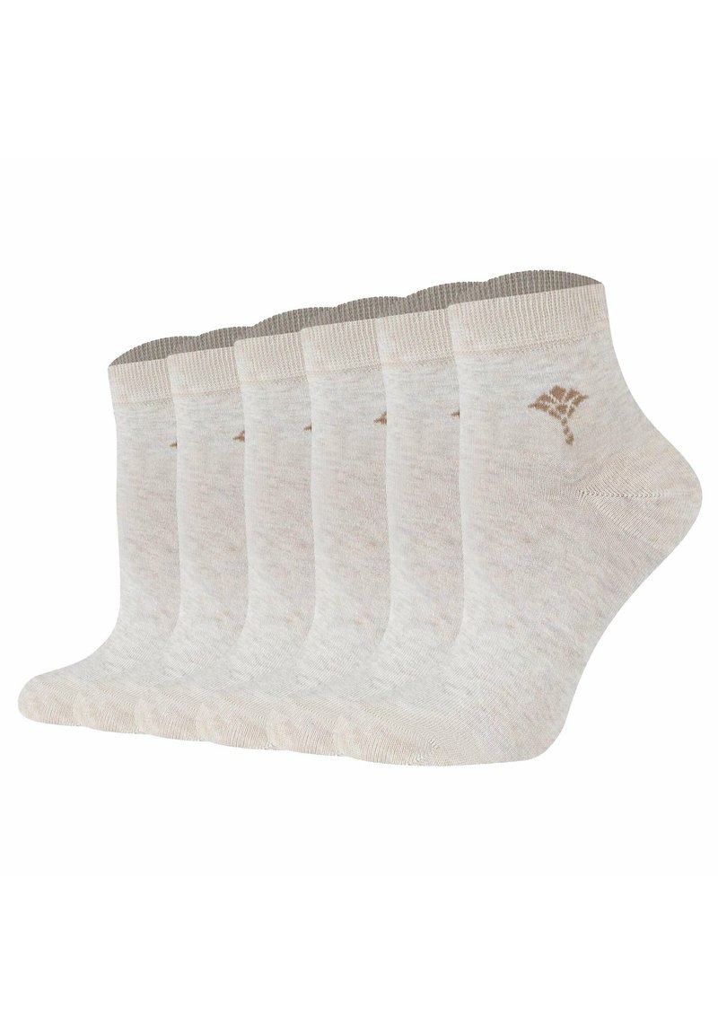 Cinco pares de calcetines tobilleros de color crema, hechos de un material suave, con un puño acanalado y un pequeño logo cerca de la parte superior.