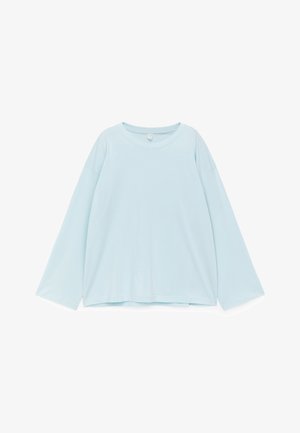 Light blue long-sleeve shirt made of soft fabric. Relaxed fit with wide sleeves and a round neckline, featuring a simple design with no patterns.
