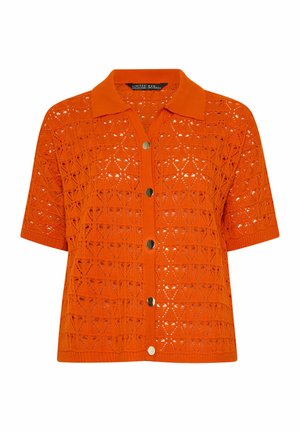 Fel oranje korte mouwen cardigan met een kraag, knopen aan de voorkant en een geometrisch opengebreid patroon.