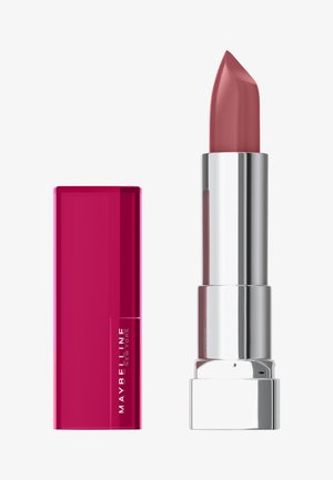 Rossetto Maybelline con un astuccio di plastica rosa e tubo argentato lucido. Il rossetto presenta una punta arrotondata e liscia di un colore rosa tenue.