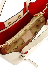 Beige Lederhandtasche mit strukturiertem Finish, rotem Innenfutter, goldfarbener Hardware, einem Reißverschluss-Innenfach und einem mit Logo bedruckten Innenfutter.