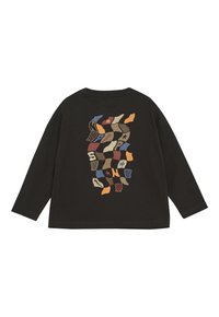 Zwarte langemouwen shirt met een multikleurige golvende geblokte print en verspreide letters en sterren op de achterkant.