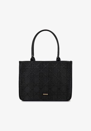 Bolso de mano rectangular negro con un patrón de diamantes texturizado, doble asa superior y una pequeña placa rectangular de metal con el logotipo de la marca.
