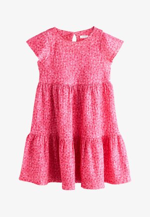 Rosa kurzärmliges Kleid für Kleinkinder mit kleinem Blumenmuster, geraffter Taille, gestuftem Rock und Schlitzknopfverschluss am Ausschnitt.