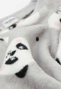 Šedá fleecová tkanina s potiskem tváře pandy v černé a bílé, sejde růžovými akcenty na tvářích, měkká textura a zvlnění.