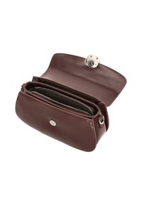 Poșetă plic din piele vișinie cu formă rotunjită, accesorii argintii, deschidere superioară, compartimente interioare cu fermoar și textură netedă.