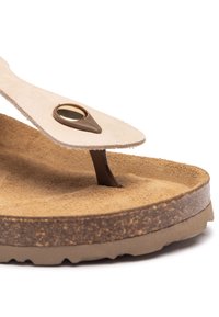 Sottopiede in suede marrone chiaro con suola in gomma marrone; presenta un post per le dita e un accento circolare, offrendo un design di sandalo piatto e informale.