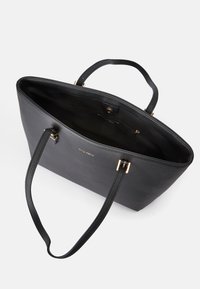 Bolso tote de cuero negro con un acabado texturizado, detalles en metal dorado, dos asas y un interior espacioso con cierre a presión.