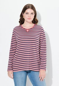 Haut à manches longues rayé en bleu marine, rose et blanc. Comprend un col rond avec un détail en forme de clé et une coupe décontractée. Portez-le avec un jean bleu.