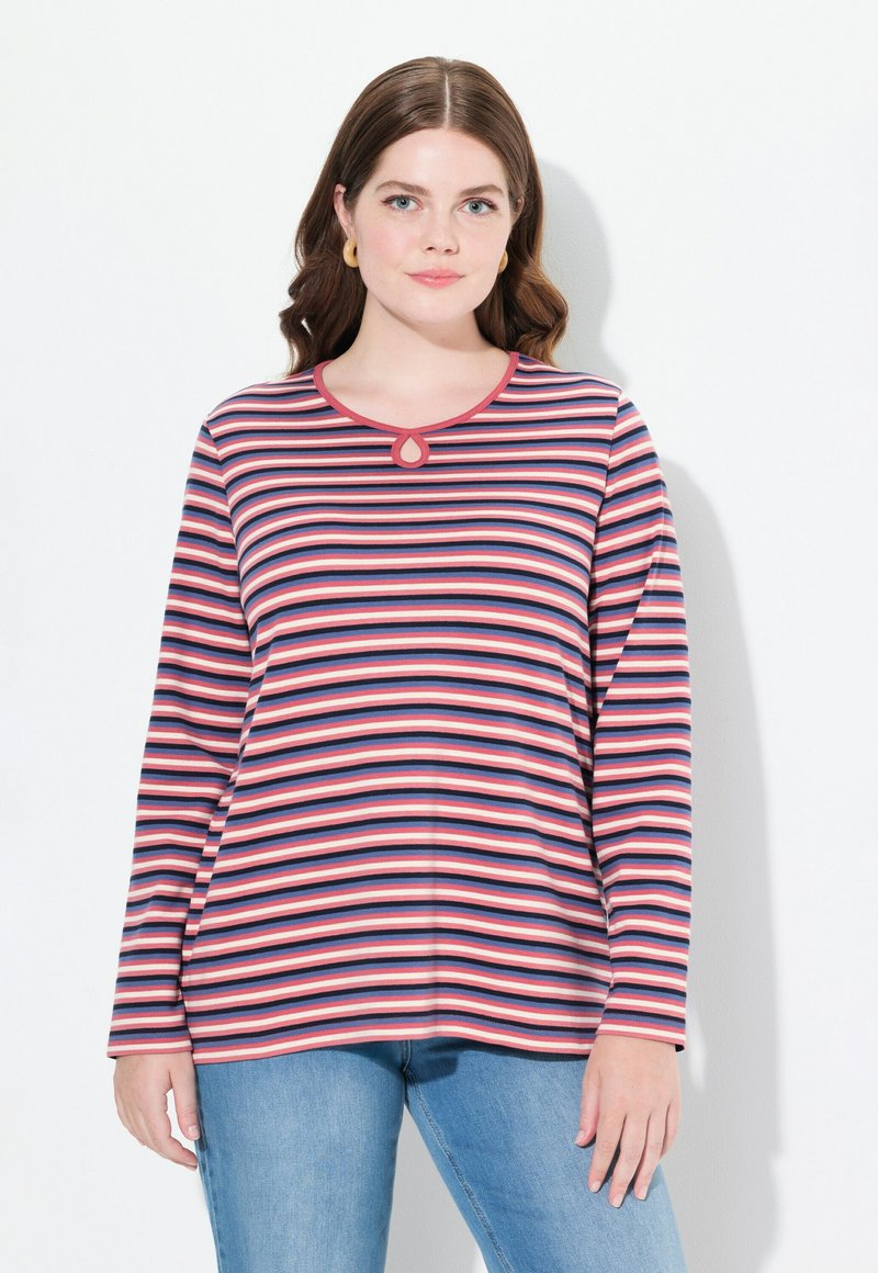 Haut à manches longues rayé en bleu marine, rose et blanc. Comprend un col rond avec un détail en forme de clé et une coupe décontractée. Portez-le avec un jean bleu.