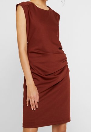 Bordeauxfarbener Strickkleid mit kurzen Ärmeln, mit gerafftem Seitendetail und taillierter Silhouette. Glatte Textur und knielanges Design.