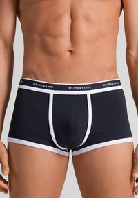 Svarta bomullsförpackade boxertrosor med vit kant, som har en tight passform, elastisk midjeband med logodetalj och en konturpouch-design.