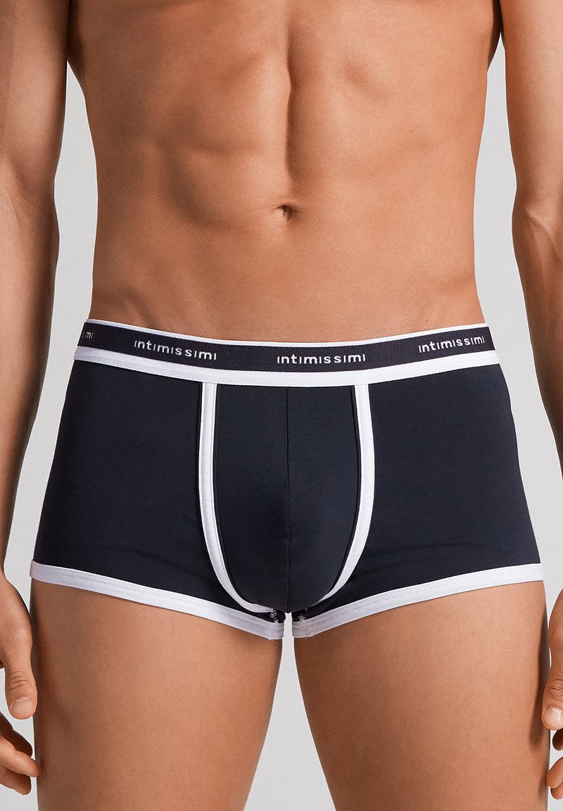 Svarta bomullsförpackade boxertrosor med vit kant, som har en tight passform, elastisk midjeband med logodetalj och en konturpouch-design.