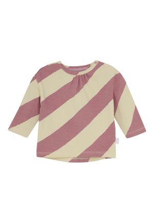 Langearmige babyshirt met brede diagonale crèmekleurige en poederroze strepen, ronde halslijn en een kleine drukknoop op de schouder.