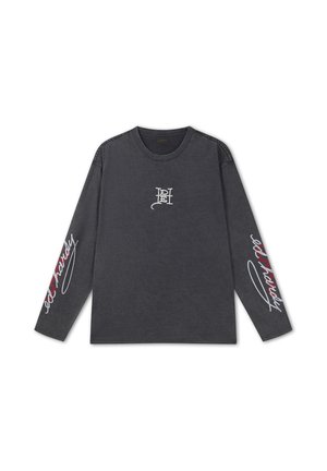 Camiseta de manga larga gris oscuro con texto cursivo blanco y rojo "Ed Hardy" en las mangas y logo estilizado blanco "EH" en el pecho.
