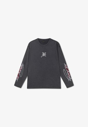 Mørkegrå langærmet t-shirt med hvid og rød kursiv tekst "Ed Hardy" på ærmerne og hvidt stiliseret "EH" logo på brystet.