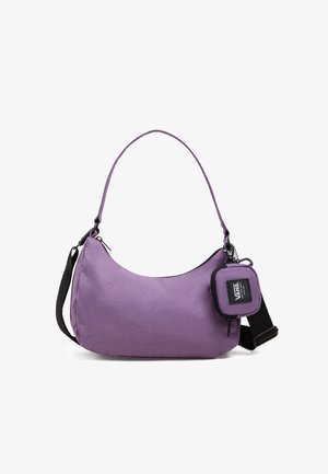 Bolso de hombro de nylon púrpura con forma redondeada, cierre superior de cremallera y un pouch extraíble. Presenta una correa negra ajustable y accesorios de hardware.