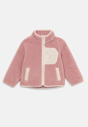 Rosa Fleecejacke mit einer cremefarbenen Reißverschlusstasche, geripptem Kragen und kontrastierenden Abschlüssen, die eine weiche, strukturierte Oberfläche aufweist.