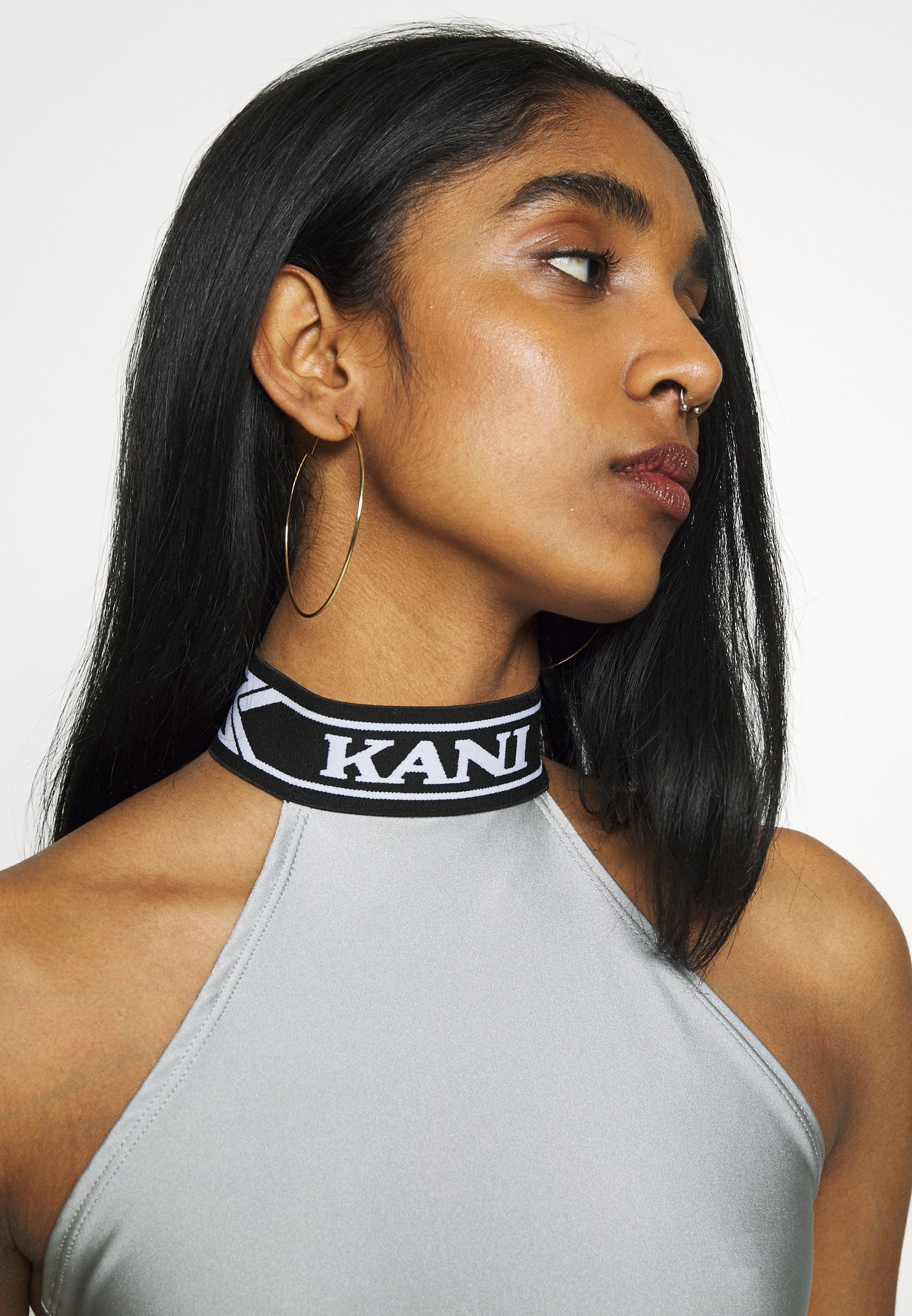 Karl Kani COLLEGE SLEEVELESS TOP Topper silverblack Karl Kani SMALL SIGNATURE SNAKE NECKHOLDER - Topper - black
