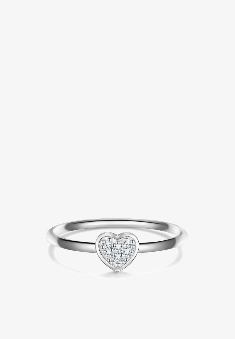 Srebrn prstan s tankim trakom, ki ima vrh v obliki srca, okrašen s majhnimi prozornimi kamenčki razporejenimi v obliki srca.