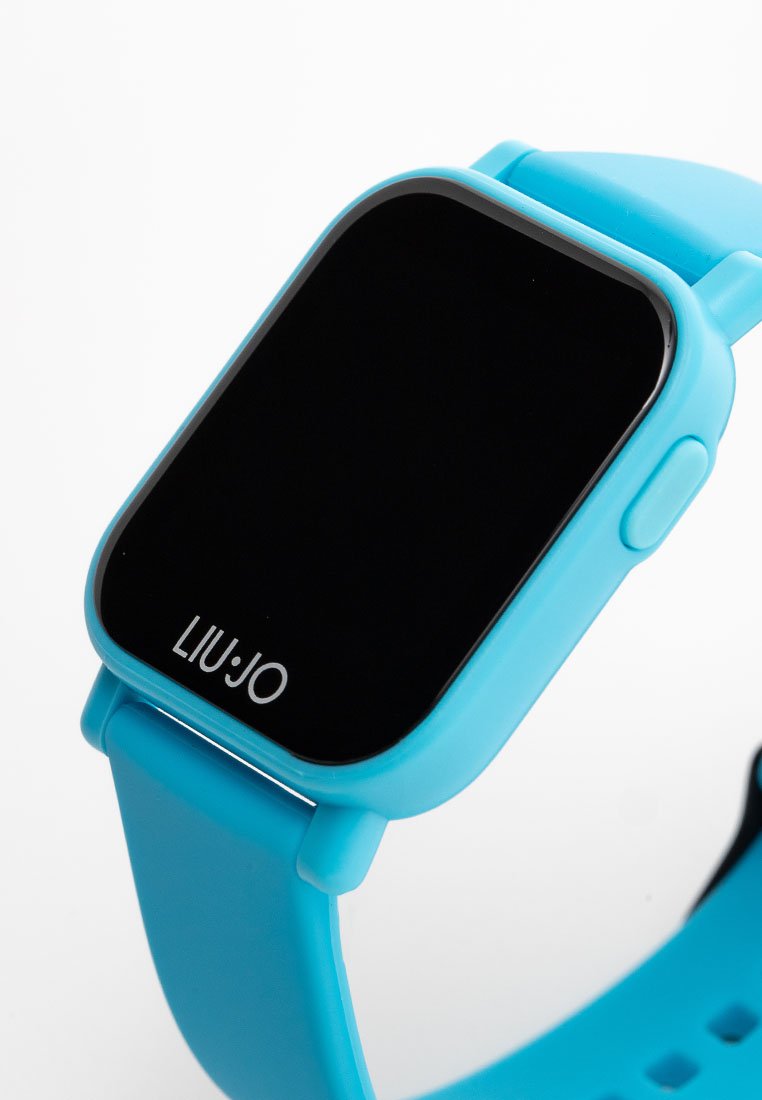 Orologio smartwatch in silicone blu con quadrante quadrato, schermo nero e marchio bianco "LIU•JO" sul fronte. Cinturino regolabile con fori circolari.