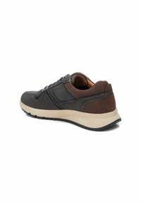 Sneaker in pelle con una tomaia grigia scura e dettagli marroni, forme curve, rifiniture perforate sul lato e una leggera suola in gomma.