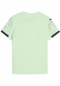 T-shirt de sport vert clair, à manches courtes, avec un tissu à motifs sur les manches en accents rouge et noir. Texture lisse, design col rond.