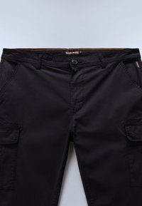 Pantalon cargo noir avec bouton et fermeture éclair à l'avant, poches latérales à rabat et passants de ceinture, étalé à plat sur une surface blanche.