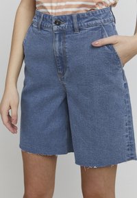 Oxmo OXFREYA REGULAR FIT - Farmer rövidnadrágok - mid blue denim