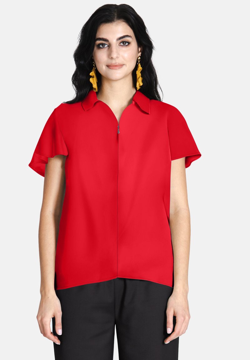 Blusa rossa a maniche corte con colletto a punta e zip parziale sul davanti, caratterizzata da una texture liscia e una vestibilità rilassata.