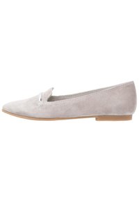 Lichtgrijze suède balletschoen met een spitse neus en een kleine decoratieve lus op de wreef. Vlakke zool voor gemakkelijk dragen en comfort.