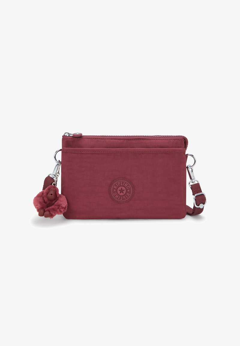 Borsa a tracolla rossa in tessuto con chiusura zip, dotata di un patch logo testurizzato e di un portachiavi a forma di scimmietta pelosa staccabile.