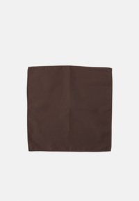 Cămașă pătrată maro dintr-un material neted, având margini cusute cu grijă și un design simplu, fără modele sau embellishments.