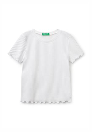 T-shirt bianco in cotone a costine con scollo rotondo, maniche corte e bordi scallop. Presenta un'etichetta verde all'ocollo.