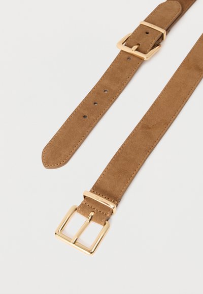 Ceinture en daim marron clair avec une boucle rectangulaire dorée et plusieurs trous d'ajustement sur fond blanc.