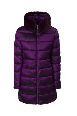 Chaqueta de plumas morada con cuello de peluche, con cremallera delantera y diseño acolchado horizontal. Textura suave y brillante, de longitud media.
