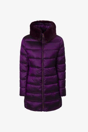 Chaqueta de plumas morada con cuello de peluche, con cremallera delantera y diseño acolchado horizontal. Textura suave y brillante, de longitud media.