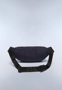 Marsupio in tessuto nero con forma curva, dettagli cuciti e una tracolla nera regolabile. Texture liscia e senza hardware visibile.