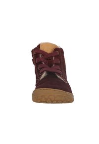 Burgundské nubukové kotníkové boty s kulatou špičkou, šněrováním vpředu, měkkým podšívkou a texturovanou gumovou podrážkou.